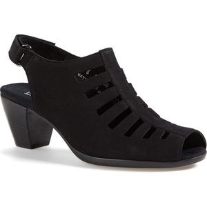 Brand New! Munro Black Abby slingback sandals.